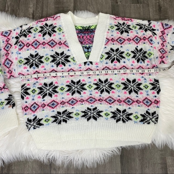 VS PINK Reversible Snowflake Fair Isle V-Neck Sweater Sz Large - Picture 7 of 8